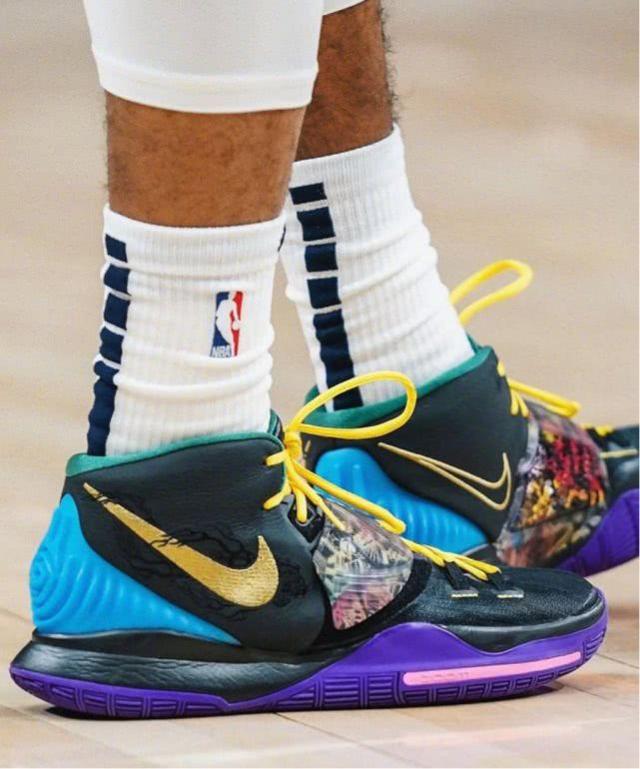 詹姆斯两双数据跻身队史前十，湖人负马刺止步NBA杯八强（詹姆斯砍两双跻身队史前十，湖人不敌马刺无缘NBA杯四强）