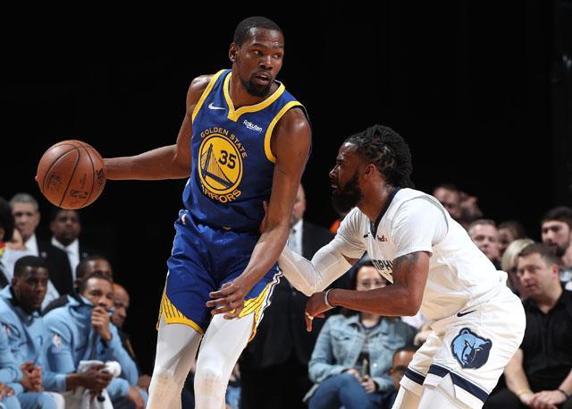 孙悦退役后与妻女定居美国，曾是NBA新星，早年受篮球启蒙，父母支持其篮球之路。（从早年篮球启蒙到NBA新星，孙悦退役后携妻女移居美国，父母始终助力其篮球之路）