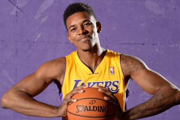 开场4分钟破门，莱万打入巴萨回归诺坎普的首粒进球（莱万回诺坎普首球，开场4分钟为巴萨先拔头筹）