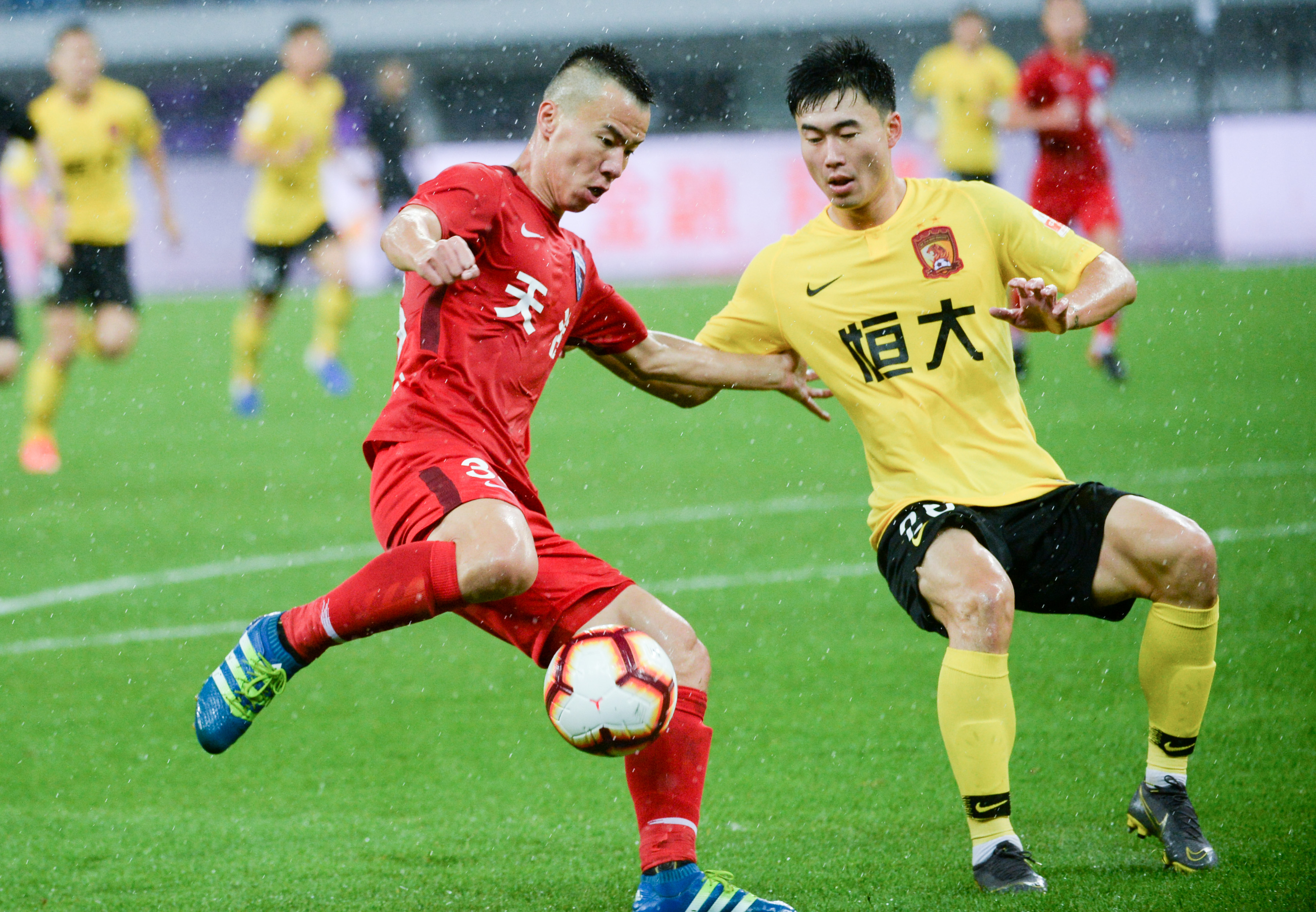 热那亚2-1乌迪内斯，诺顿-库菲破门，马利诺夫斯基点射（热那亚2-1力克乌迪内斯，诺顿-库菲建功，马利诺夫斯基点球命中）