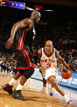 巴恩斯火力全开，三分球助力球队领先（巴恩斯手感爆棚，三分雨助球队抢得先机）