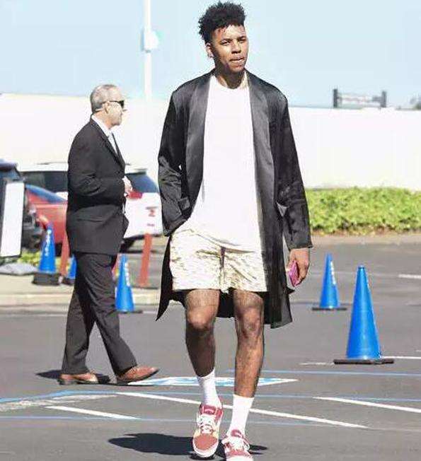 NBA常规赛战报：湖人客场险胜太阳,（NBA常规赛快讯：湖人客战太阳惊险告捷）